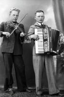 Łapski „duet instrumentalny”. Instrumenty należały do fotografa. Ok. 1945 rok
A instrumental duet from Lapy. The instruments belonged to the photographer. Circa 1945.