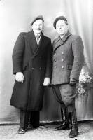 Dwóch kawalerów. Ok. 1945 rok
Two bachelors. Circa 1945.
