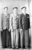 Trzech kawalerów w garniturach. Ok. 1950 rok
Three bachelors in suits. Circa 1950.