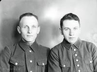 Dwaj mężczyźni w mundurach niemieckiej policji pomocniczej. Ok. 1943 rok
Two men in the auxiliary police uniforms. Circa 1943.