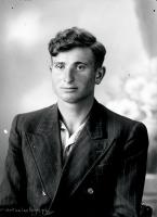 Mężczyzna w dwurzędowej marynarce. Ok. 1945 rok
 A man in a doublebreasted jacket. Circa 1945.