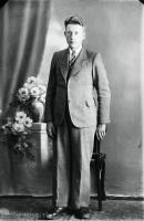 Kawaler w garniturze. Ok. 1945 rok
A bachelor in the suit. Circa 1945.
