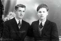 <p>Kawalerowie w garniturach z pulowerkami.. Ok. 1950 rok Bachelors in suits with pullovers. Circa 1950.</p>
