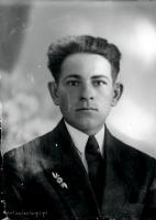 Kawaler z zapinką w klapie marynarki Ok. 1945 rok
A bachelor with a tiepin in the suit jacket lapel. Circa 1945.