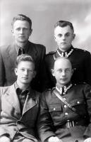 Cywile i żołnierze. Ok. 1944 rok
Civilians and officers. Circa 1944.
