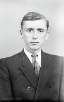Mężczyzna w garniturze. Ok. 1945 rok
A man in a suit. Circa 1945.