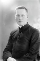  Ksiądz. Ok. 1945 rok, A priest. Circa 1945.