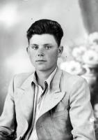  Kawaler w jasnej marynarce. Ok. 1945 rok,  A bachelor in a light coloured jacket. Circa 1945.