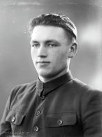  Kawaler w bluzie mundurowej. Ok. 1945 rok, A bachelor in a tunic. Circa 1945.