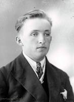  Kawaler z „fantazyjką”. Ok. 1945 rok , A bachelor with a „fancy” pocket. Circa 1945.