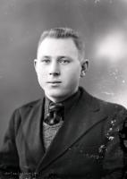  Kawaler w ciemnej koszuli. Ok. 1945 rok, A bachelor in a dark coloured shirt. Circa 1945.