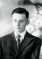  Kawaler- zdjęcie źle wykonane. Ok. 1945 rok, A bachelor – wrong made photograph. Circa 1945.