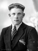  Kawaler z chusteczką w butonierce. Ok. 1945 rok, A bachelor with a pocket square. Circa 1945.