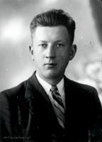 Mężczyzna z piórem wiecznym w kieszonce. Ok. 1950 rok,  A man with a fountain pen in the pocket. Circa 1950.