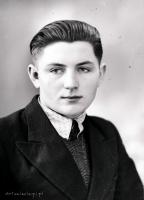 <p>Kawaler w pulowerze. Ok. 1945 rok, A bachelor in a pullover. Circa 1945.</p>

