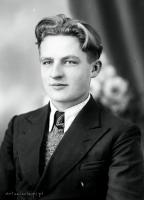  Kawaler z lokami. Ok. 1950 rok, A bachelor with curry hair. Circa 1950.