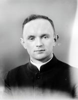  Ksiądz. Ok. 1945 rok,  A priest. Circa 1945.