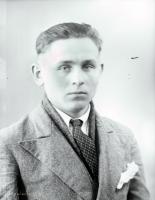   Kawaler z szalikiem. Ok. 1950 rok,  young man wearing a scarf ca 1950