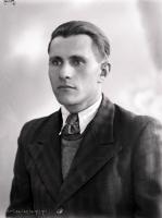   Mężczyzna w pulowerze. Ok. 1943 rok,  Man wearing a pullover ca 1943
