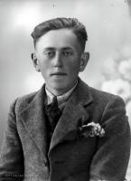  Kawaler z kwiatkiem w kieszonce marynarki. Ok. 1943 rok, young man with a buttonhole, 1943