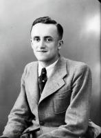   Kawaler w jasnej marynarce. Ok. 1950 rok, young man wearing a light-coloured jacket ca 1950