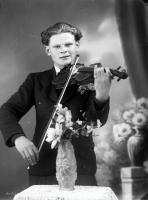   Kawaler ze skrzypcami. Ok. 1943 rok, young man with violin ca 1943
