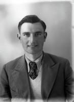   Mężczyzna w pulowerze. Ok. 1945 rok, man wearing a pullover ca 1945