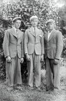   Kawalerowie w garniturach. Ok. 1944 rok, young men wearing suits ca 1944