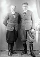   Mężczyzni w bryczesach i butach z cholewami. Ok. 1942 rok, men wearing jodhpurs and calf-length boots ca 1942