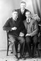   Trzech kawalerów. Ok. 1945 rok, three young men ca 1945