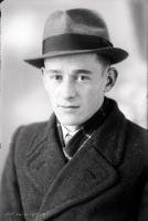   Kawaler w kapeluszu. Ok. 1950 rok, young man wearing a hat ca 1950
