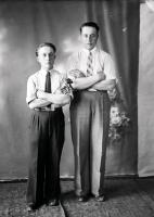   Kawalerowie- mały i duży. Ok. 1945 rok, Two young men ca 1945