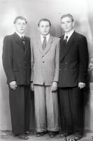 Trzech bachelorów. Ok. 1943 rok *Three bachelors. Ca. 1943