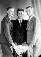 Trzech przy stoliku.  Ok. 1944 rok *Three at  table. Ca. 1944