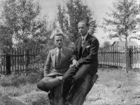 Władysław Piotrowski i Ryszard Kulesza w ogrodzie. Ok. 1938 rok. 	 *Władysław Piotrowski and Richard Kulesza in  garden. Ca 1938