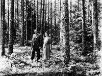 Spacer w lesie. Ok. 1930 rok. *A walk in  woods. Ca 1930