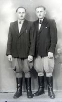  Kawalerowie w bryczesach ; Young gentlemen wearing jodhpurs<br />Dofinansowano ze srodków Ministerstwa Kultury i Dziedzictwa Narodowego i Starostwa Powiatowego w Bialymstoku.<br />