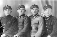  Czterech żołnierzy WP ; Four soldiers of WP<br />Dofinansowano ze srodków Ministerstwa Kultury i Dziedzictwa Narodowego i Starostwa Powiatowego w Bialymstoku.<br />