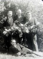  Mężczyźni z bzem ; The men in front of the lilac bush<br />Dofinansowano ze srodków Ministerstwa Kultury i Dziedzictwa Narodowego i Starostwa Powiatowego w Bialymstoku.<br />