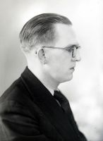  Mężczyzna w okularach ; A man wearing glasses<br />Dofinansowano ze srodków Ministerstwa Kultury i Dziedzictwa Narodowego i Starostwa Powiatowego w Bialymstoku.<br />