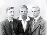  Trzech młodzieńców ; Three young gentlemen<br />Dofinansowano ze srodków Ministerstwa Kultury i Dziedzictwa Narodowego i Starostwa Powiatowego w Bialymstoku.<br />