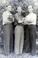  Trzech kawalerów z bzem ; Three young men standing in front of the lilac bush<br />Dofinansowano ze srodków Ministerstwa Kultury i Dziedzictwa Narodowego i Starostwa Powiatowego w Bialymstoku.<br />
