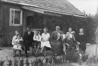 <p>Piotrowscy z wizytą u przyjciół w Dąbrowie Wielkiej. Ok. 1929 rok ,</p>

<p>The Piotrowski family with friends in Dabrowa Wielka. Circa 1929.</p>

