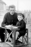 <p>Władysław Piotrowski z synem. Ok. 1930 rok,</p>

<p>Wladyslaw Piotrowski with his son. Circa 1930.</p>
