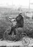  Januszek Piotrowski ma nowy rower. Ok. 1932 rok, Little Janusz Piotrowski and his new bike. Circa 1932.