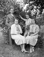 Regina i Władysław Piotrowscy z przyjaciółmi w ogrodzie. Ok. 1935 rok.  * Regina and Władysław Piotrowskis with friends in  garden. Ca 1935