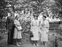 Regina i Władysław Piotrowscy oraz kobieta z córką w sadzie. Ok. 1935 rok.  *Regina and Władysław Piotrowskis and a woman with her daughter in court. Ca 1935
