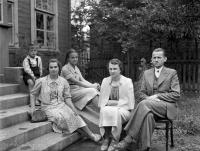 Rodzina Piotrowskich. Ok. 1931 rok.  *Family Piotrowski. Ca  1931.