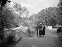 Piotrowscy w parku. Ok. 1930 rok.  *Piotrowskis in  park. Ca  1930