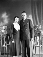 Regina i Władysław Piotrowscy w ateliee. Ok. 1942 rok.  *Regina and Władysław Piotrowskis in ateliee. Ca. 1942